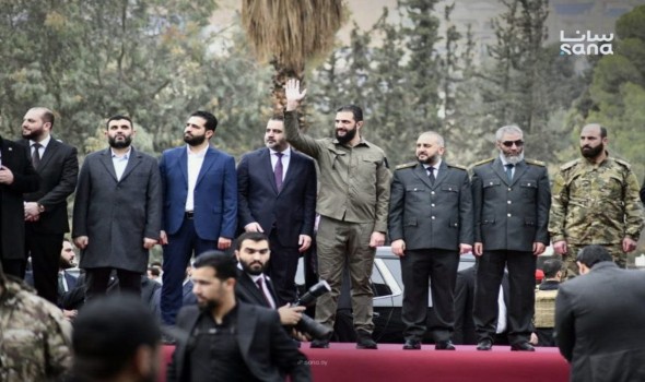 العرب اليوم - الشرع يؤكد إعادة بناء سوريا بعد ذكرى الإطاحة بالأسد ويشهد عرضاً عسكرياً في دمشق