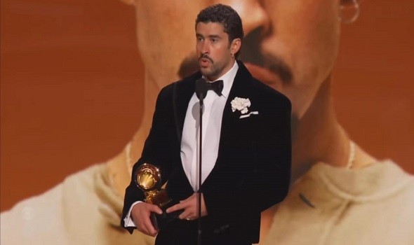  العرب اليوم - باد باني منتقد ترمب يحقق فوزاً تاريخياً في غرامي ويصبح أول فنان إسباني اللغة يحصد جائزة ألبوم العام