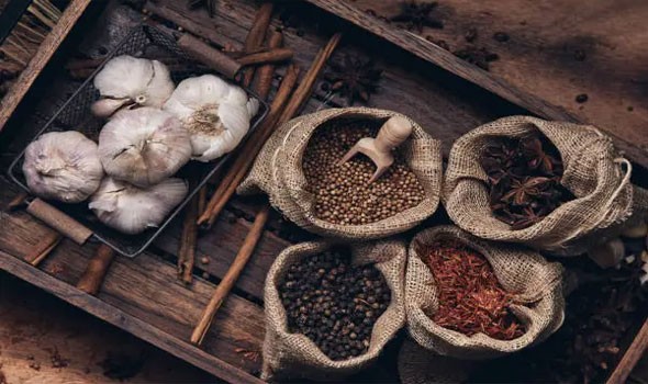  العرب اليوم - توابل طبيعية تعزز فاعلية الكركم وتضاعف امتصاصه في الجسم