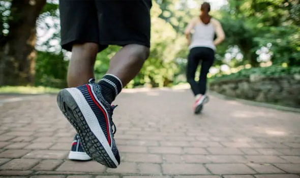  العرب اليوم - المشي السريع يعزز صحة القلب واللياقة أكثر من المسافة الطويلة