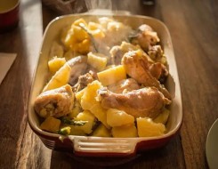  العرب اليوم - صينية البطاطس بالدجاج والكريمة بالفرن