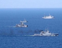  العرب اليوم - اندلاع نيران في سفينة شحن بمضيق هرمز وتبادل هجمات جوية في المنطقة