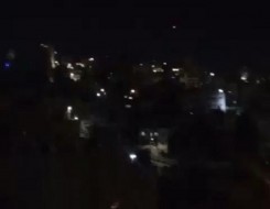  العرب اليوم - فلسطينيون يبيعون شظايا الصواريخ في الضفة الغربية