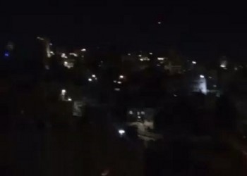  العرب اليوم - فلسطينيون يبيعون شظايا الصواريخ في الضفة الغربية