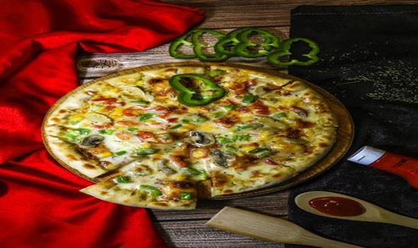  العرب اليوم - طريقة بيتزا ألفريدو بالدجاج بخطوات سهلة