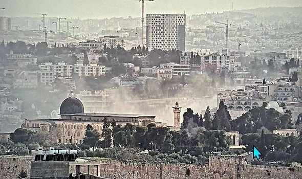  العرب اليوم - إسرائيل تدين "جنون النظام الإيراني" بعد سقوط شظايا صاروخ قرب المسجد الأقصى