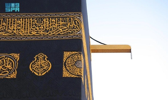  العرب اليوم - تسليم كسوة الكعبة المشرفة إلى سدنة بيت الله الحرام نيابة عن خادم الحرمين الشريفين