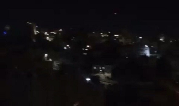  العرب اليوم - فلسطينيون يبيعون شظايا الصواريخ في الضفة الغربية