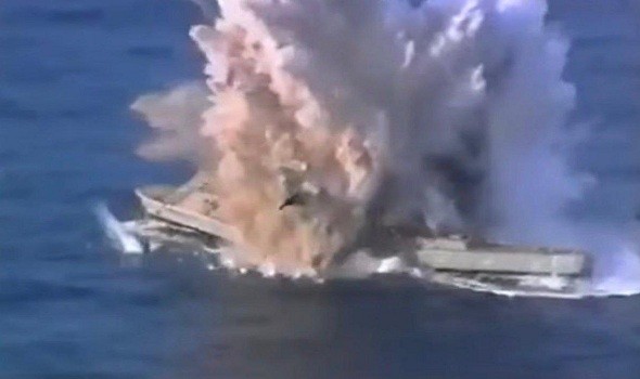  العرب اليوم - اندلاع حريق في سفينة شحن ألمانية بالخليج بعد إصابتها بشظايا دون وقوع إصابات