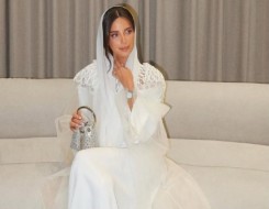  العرب اليوم - 6 تنسيقات عصرية باللون الأبيض للمحجبات لإطلالة أنيقة في المناسبات