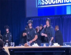  العرب اليوم - حادث إطلاق نار في عشاء مراسلي البيت الأبيض يؤدي إلى إجلاء ترمب وتوقيف المشتبه به وترجيح أنه عمل منفرد دون صلة بحرب إيران