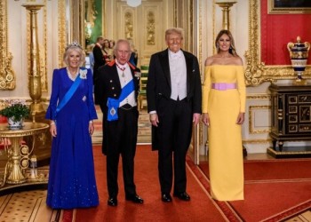  العرب اليوم - الملك تشارلز يتبادل الأحاديث مع ميلانيا ترامب خلال جولة في الحديقة الجنوبية