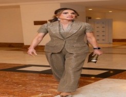  العرب اليوم - الملكة رانيا بإطلالة ذهبية - حجم ستايل هوم بيدج