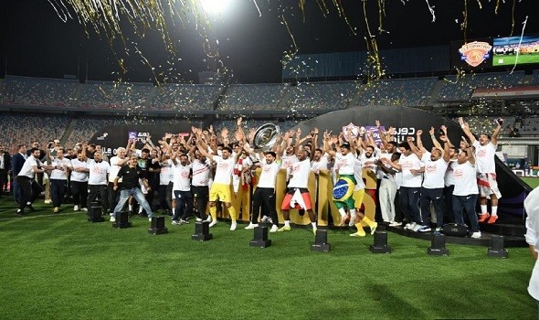 العرب اليوم - احتفالات صاخبة لجماهير الزمالك بعد التتويج بلقب الدوري المصري الـ15
