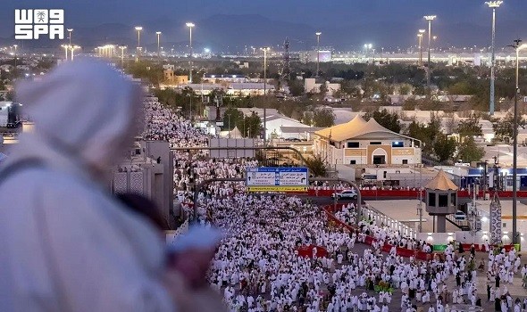  العرب اليوم - حجاج بيت الله يستقبلون أيام التشريق في منى والملك سلمان يعبر عن فخره بخدمة الحرمين