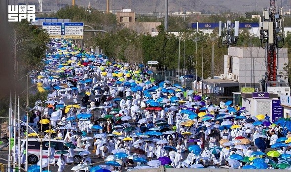  العرب اليوم - الحجاج يودعون عرفات متوجهين إلى مزدلفة بعد أداء الركن الأعظم من الحج