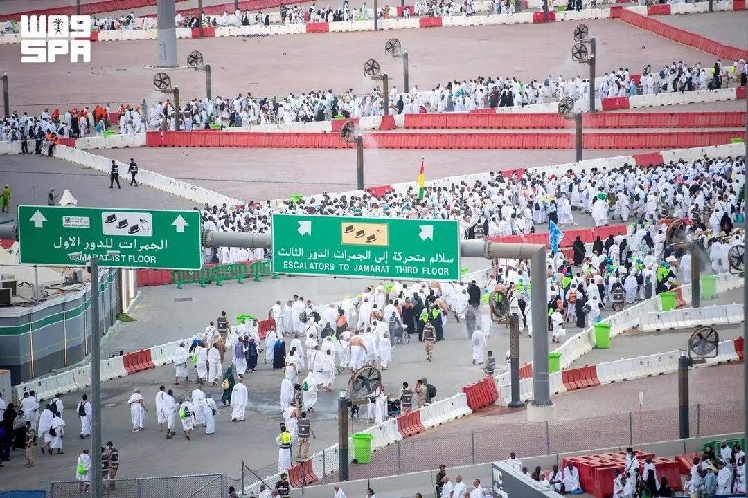  العرب اليوم - الحجاج يبدؤون رمي جمرة العقبة الكبرى وسط انسيابية وتنظيم متكامل في مشعر منى