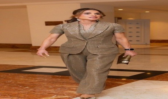  العرب اليوم - الملكة رانيا بإطلالة ذهبية - حجم ستايل هوم بيدج