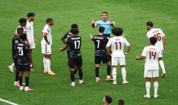  العرب اليوم - إيقاف لاعب منتخب قطر عاصم ماديبو خمس مباريات بسبب الإصابة الخطيرة لإسماعيل كوني