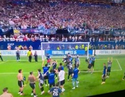 العرب اليوم - الأرجنتين تهزم إنجلترا بهدفين مقابل هدف واحد وحرب "الفوكلاند" تشعل الجدل قبل المباراة