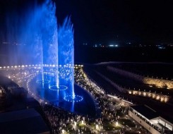  العرب اليوم - عسير تُعزز جاذبيتها السياحية بتدشين أكبر نافورة في المملكة بمنتجع الوادي