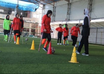 العرب اليوم - قصص ملهمة من أول فريق كرة قدم نسائي للمبتورين في غزة