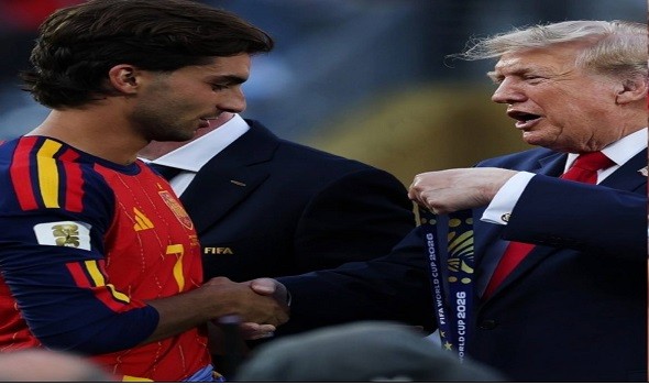  العرب اليوم - ترامب يعلق على قبعة توريس بشعار اجعل أميركا عظيمة من جديد