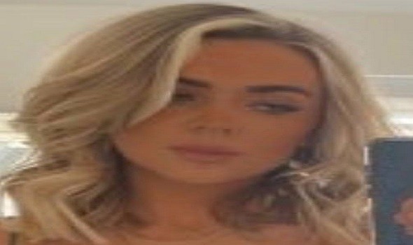  العرب اليوم - زوجة بيكفورد حارس منتخب إنجلترا مشغولة بالسلفي أثناء مبارة زوجها  أمام الكونغو وقبل أن ينجح منتخبه بالفوز