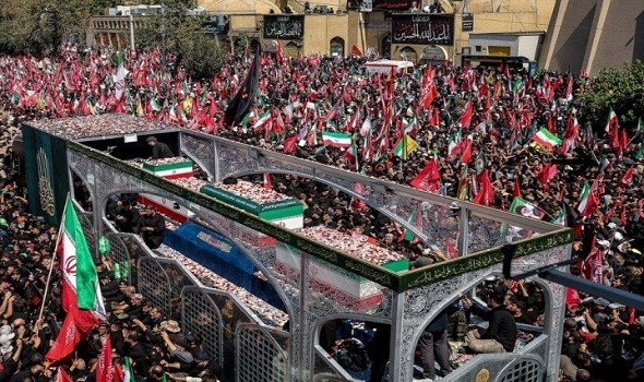 العرب اليوم - الملايين يختتمون مراسم التشييع التاريخية للمرشد الإيراني الراحل وعائلته في طهران وسط تدابير استثنائية وهتافات بالانتقام