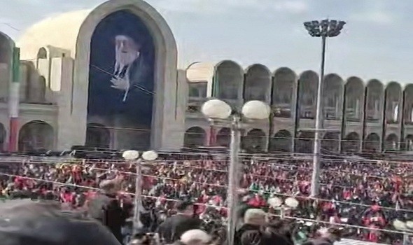  العرب اليوم - لوداع المرشد حشود ضخمة في شوارع طهران انتظاراً لموكبه الجنائزي في اليوم الرابع من مراسم التشييع