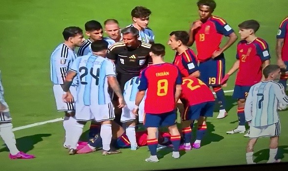  العرب اليوم - إسبانيا والأرجنتين إلى الأشواط الإضافية بعد التعادل السلبي وطرد إنزو فرنانديز