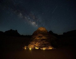  العرب اليوم - صخور تبوك تحتضن درب التبانة في لوحة ليلية آسرة