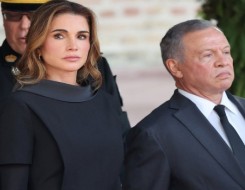 العرب اليوم - الملكة رانيا تبهر المتابعين بتنوع أناقتها باللون الأسود الكلاسيكي
