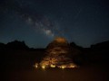  العرب اليوم - صخور تبوك تحتضن درب التبانة في لوحة ليلية آسرة
