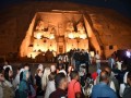  العرب اليوم - نحو سبعة آلاف سائح وزائر يشهدون ظاهرة تعامد الشمس على وجه الملك رمسيس الثاني في أسوان